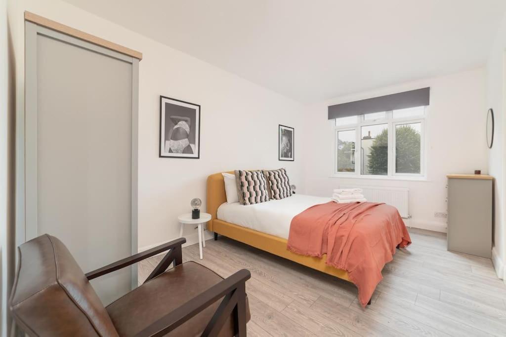 Two Bedroom Apartment By Buonomo Stays Short Lets & Serviced Accommodation In Balham With Balcony Londra Exterior foto