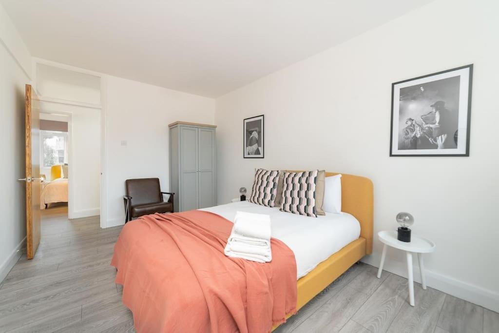 Two Bedroom Apartment By Buonomo Stays Short Lets & Serviced Accommodation In Balham With Balcony Londra Exterior foto
