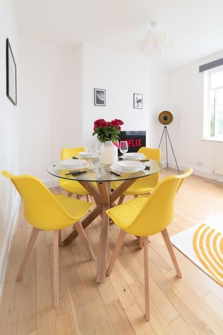 Two Bedroom Apartment By Buonomo Stays Short Lets & Serviced Accommodation In Balham With Balcony Londra Exterior foto