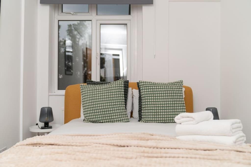 Two Bedroom Apartment By Buonomo Stays Short Lets & Serviced Accommodation In Balham With Balcony Londra Exterior foto