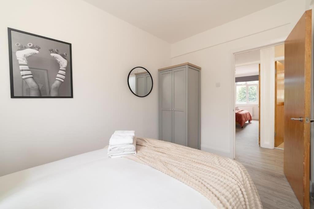 Two Bedroom Apartment By Buonomo Stays Short Lets & Serviced Accommodation In Balham With Balcony Londra Exterior foto