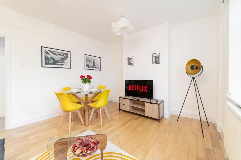 Two Bedroom Apartment By Buonomo Stays Short Lets & Serviced Accommodation In Balham With Balcony Londra Exterior foto