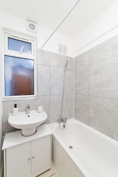 Two Bedroom Apartment By Buonomo Stays Short Lets & Serviced Accommodation In Balham With Balcony Londra Exterior foto