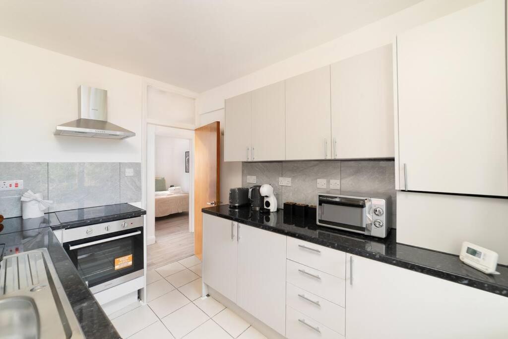 Two Bedroom Apartment By Buonomo Stays Short Lets & Serviced Accommodation In Balham With Balcony Londra Exterior foto