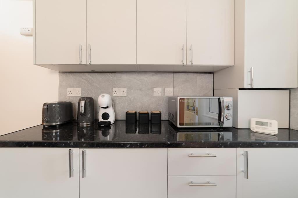 Two Bedroom Apartment By Buonomo Stays Short Lets & Serviced Accommodation In Balham With Balcony Londra Exterior foto