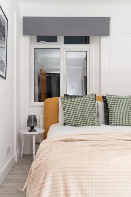 Two Bedroom Apartment By Buonomo Stays Short Lets & Serviced Accommodation In Balham With Balcony Londra Exterior foto