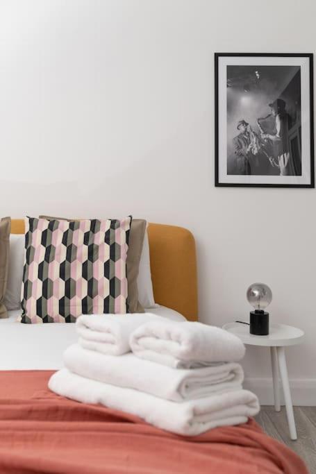 Two Bedroom Apartment By Buonomo Stays Short Lets & Serviced Accommodation In Balham With Balcony Londra Exterior foto