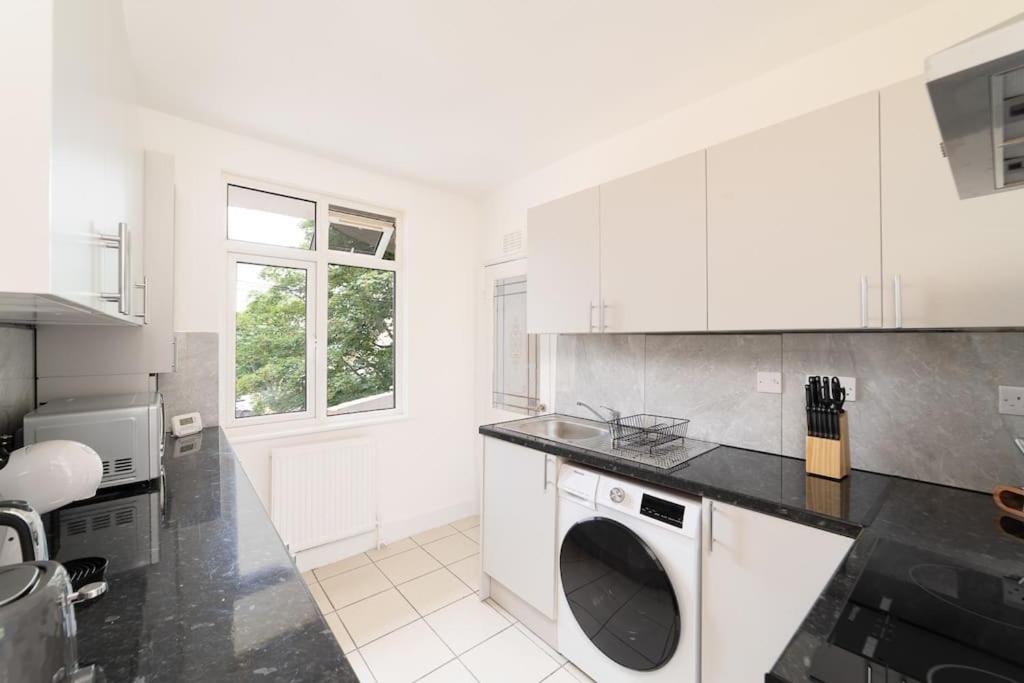 Two Bedroom Apartment By Buonomo Stays Short Lets & Serviced Accommodation In Balham With Balcony Londra Exterior foto
