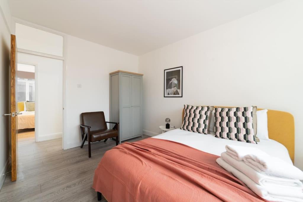 Two Bedroom Apartment By Buonomo Stays Short Lets & Serviced Accommodation In Balham With Balcony Londra Exterior foto